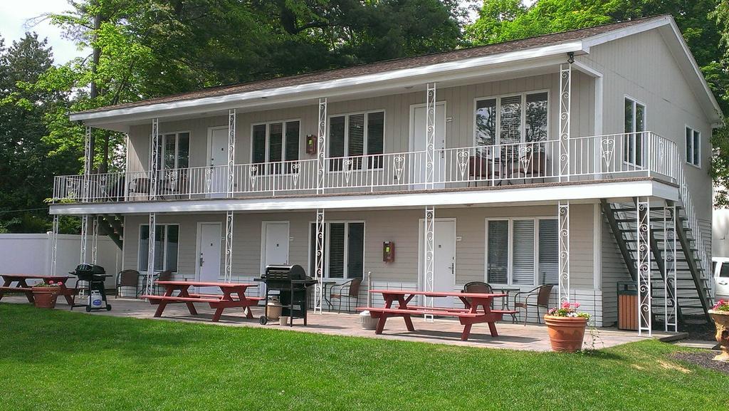 Marine Village 3* Lake George